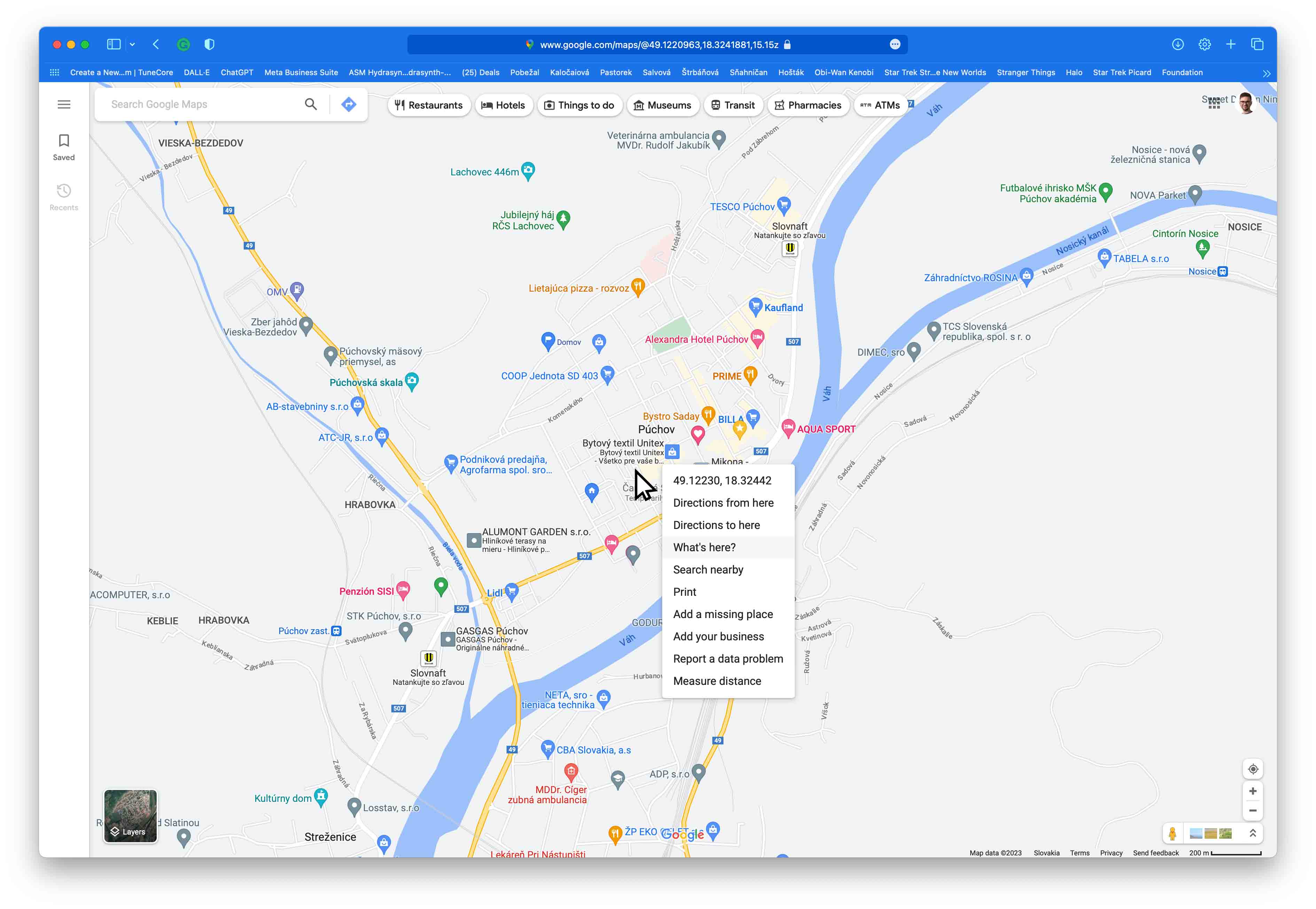 Užívateľ používajúci Google Mapy na počítači pre získanie GPS súradníc miesta