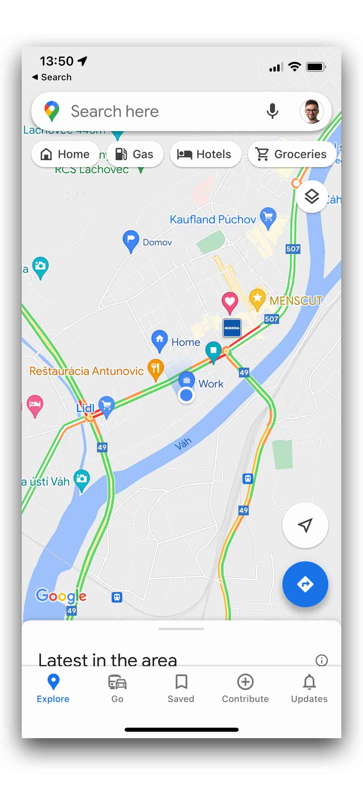 Užívateľ používajúci Google Mapy na počítači pre získanie GPS súradníc miesta